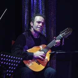 Специально для постановки в наш город приехали гитарист Хуан Гомес Чикуэло #14