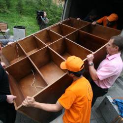 26 июня во владивостокском сквере имени Суханова вновь установили уже знакомый горожанам книжный шкаф #2