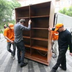 26 июня во владивостокском сквере имени Суханова вновь установили уже знакомый горожанам книжный шкаф #8