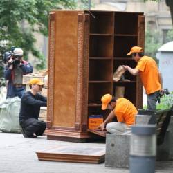 26 июня во владивостокском сквере имени Суханова вновь установили уже знакомый горожанам книжный шкаф #10