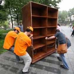 26 июня во владивостокском сквере имени Суханова вновь установили уже знакомый горожанам книжный шкаф #12