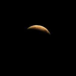 Полностью тень Земли закрыла Луну около 21.25 #2