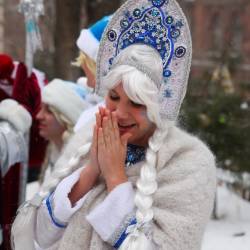 Во Владивостоке прошёл «Народный слёт Дедов Морозов и Снегурочек» #26