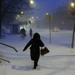 Управляющие компании и предприятия Владивостока, вняв рекомендациям городских властей, вышли на уборку снега с раннего утра #4