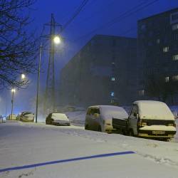 Управляющие компании и предприятия Владивостока, вняв рекомендациям городских властей, вышли на уборку снега с раннего утра #5