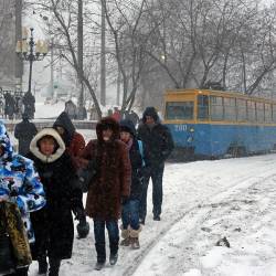 Управляющие компании и предприятия Владивостока, вняв рекомендациям городских властей, вышли на уборку снега с раннего утра #7