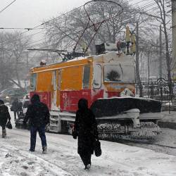Управляющие компании и предприятия Владивостока, вняв рекомендациям городских властей, вышли на уборку снега с раннего утра #10