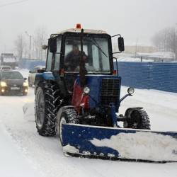 Управляющие компании и предприятия Владивостока, вняв рекомендациям городских властей, вышли на уборку снега с раннего утра #11