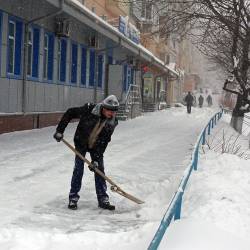 Управляющие компании и предприятия Владивостока, вняв рекомендациям городских властей, вышли на уборку снега с раннего утра #12