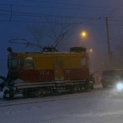 Управляющие компании и предприятия Владивостока, вняв рекомендациям городских властей, вышли на уборку снега с раннего утра #13