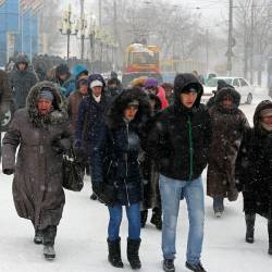 Управляющие компании и предприятия Владивостока, вняв рекомендациям городских властей, вышли на уборку снега с раннего утра #22