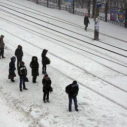 Управляющие компании и предприятия Владивостока, вняв рекомендациям городских властей, вышли на уборку снега с раннего утра #23