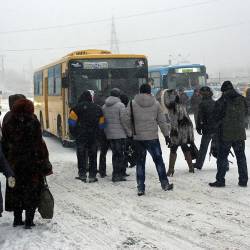 Управляющие компании и предприятия Владивостока, вняв рекомендациям городских властей, вышли на уборку снега с раннего утра #24