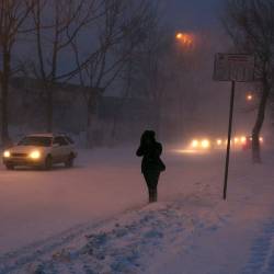 Управляющие компании и предприятия Владивостока, вняв рекомендациям городских властей, вышли на уборку снега с раннего утра #25
