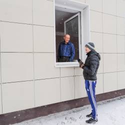Глава Владивостока Игорь Пушкарёв поздравил новоселов, переехавших из аварийного жилья в новые дома на ул. Порт-Артурской #16