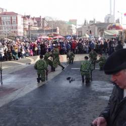 На центральной площади сошлись ветераны, десантники, средневековые рыцари и современный богатырь Савкин #11