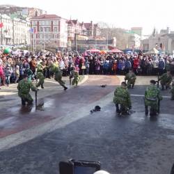 На центральной площади сошлись ветераны, десантники, средневековые рыцари и современный богатырь Савкин #12