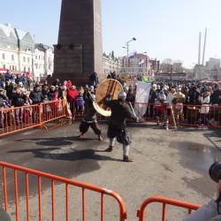 На центральной площади сошлись ветераны, десантники, средневековые рыцари и современный богатырь Савкин #18