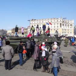 На центральной площади сошлись ветераны, десантники, средневековые рыцари и современный богатырь Савкин #45
