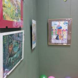 Детские рисунки и поделки выставлены в картинной галерее #6
