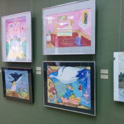 Детские рисунки и поделки выставлены в картинной галерее #11