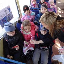 Учебный трамвайчик проехал с малышами по специальному маршруту #45