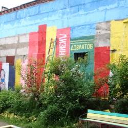 Жители сами раскрасили подпорную стену у детской площадки #7