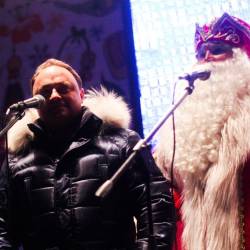 На центральной площади горожан поздравили президент России Владимир Путин и глава Владивостока Игорь Пушкарев #19