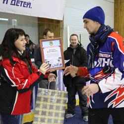 Хоккеистам вручили  сертификат на 50 000 рублей #8