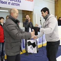 Хоккеистам вручили  сертификат на 50 000 рублей #12