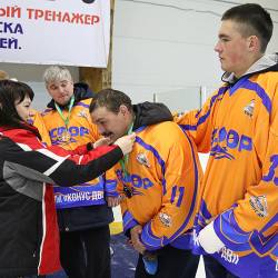 Хоккеистам вручили  сертификат на 50 000 рублей #16