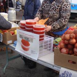 Жители столицы Приморья охотно покупают продукты питания по доступной цене #4