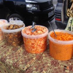 Жители столицы Приморья охотно покупают продукты питания по доступной цене #14
