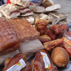 Жители столицы Приморья охотно покупают продукты питания по доступной цене #19
