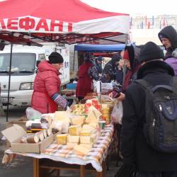 Жители столицы Приморья охотно покупают продукты питания по доступной цене #20
