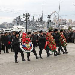 Сразу две торжественных церемонии возложения венков и цветов состоялись в приморской столице #10