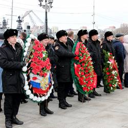 Сразу две торжественных церемонии возложения венков и цветов состоялись в приморской столице #14