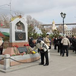 Сразу две торжественных церемонии возложения венков и цветов состоялись в приморской столице #15
