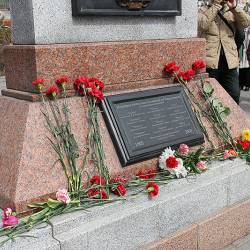 Сразу две торжественных церемонии возложения венков и цветов состоялись в приморской столице #21