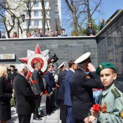 Торжественная церемония возложения гирлянды и цветов прошла у памятника боевой славы Тихоокеанского флота #5
