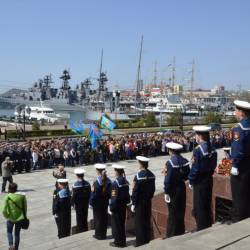 Торжественная церемония возложения гирлянды и цветов прошла у памятника боевой славы Тихоокеанского флота #6