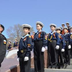 Торжественная церемония возложения гирлянды и цветов прошла у памятника боевой славы Тихоокеанского флота #7