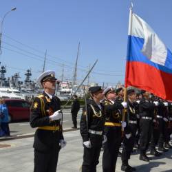 Торжественная церемония возложения гирлянды и цветов прошла у памятника боевой славы Тихоокеанского флота #8