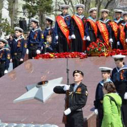Торжественная церемония возложения гирлянды и цветов прошла у памятника боевой славы Тихоокеанского флота #10