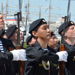 Торжественная церемония возложения гирлянды и цветов прошла у памятника боевой славы Тихоокеанского флота #11