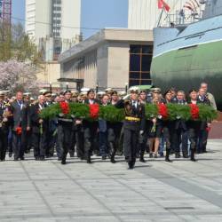 Торжественная церемония возложения гирлянды и цветов прошла у памятника боевой славы Тихоокеанского флота #12