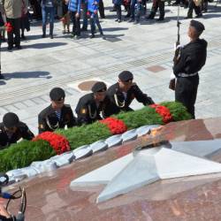 Торжественная церемония возложения гирлянды и цветов прошла у памятника боевой славы Тихоокеанского флота #14