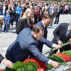 Торжественная церемония возложения гирлянды и цветов прошла у памятника боевой славы Тихоокеанского флота #17