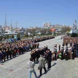 Торжественная церемония возложения гирлянды и цветов прошла у памятника боевой славы Тихоокеанского флота #18