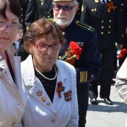 Торжественная церемония возложения гирлянды и цветов прошла у памятника боевой славы Тихоокеанского флота #19